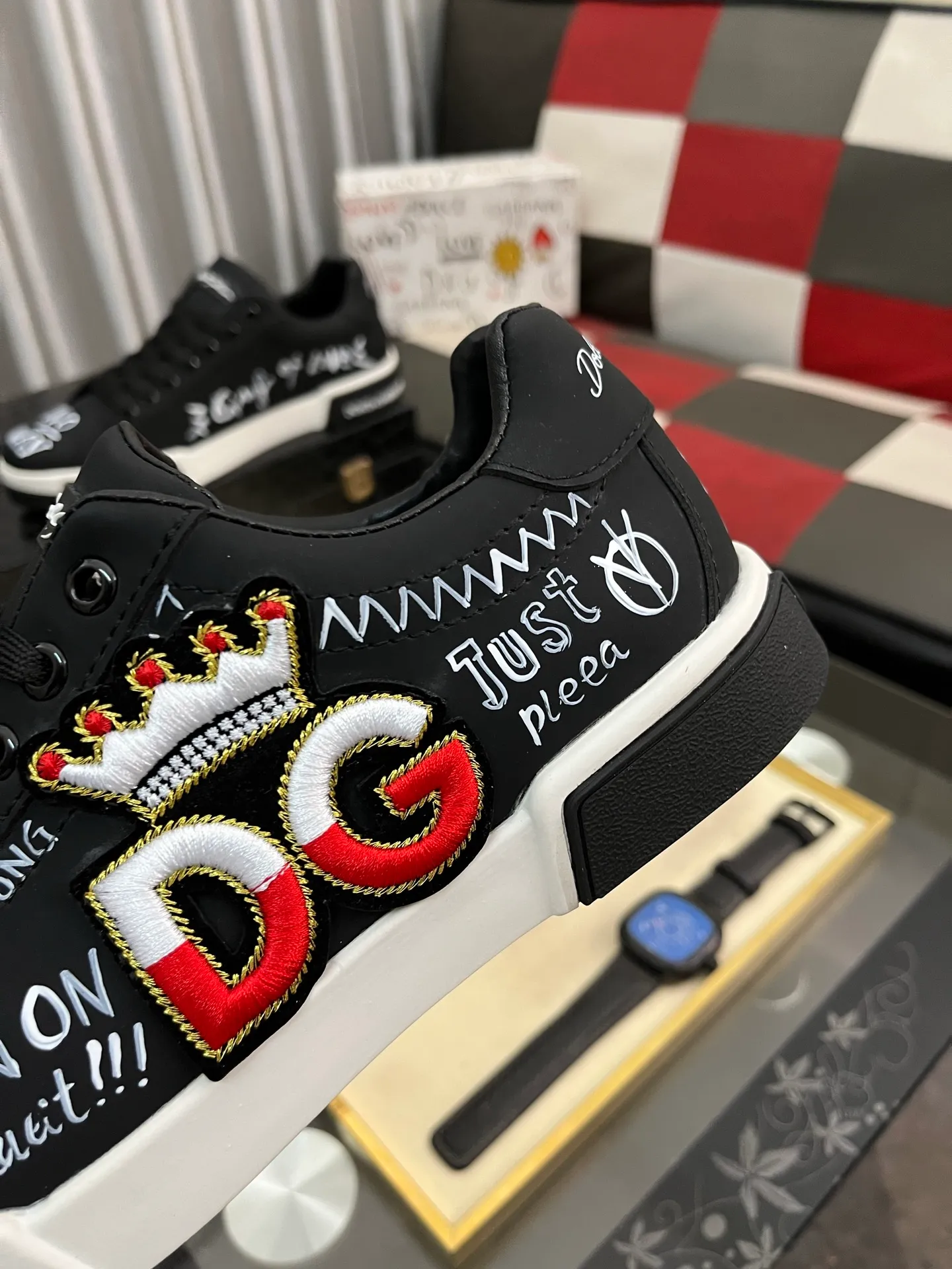 Men's shoes 💰480⌚️⌚️DG's latest popular casual shoes 🔥🔥, the tongue has the brand's iconic details, and the combination of silk cowhide and cow suede enhances the style. Fashionable and versatile, it can complement any look. Create an exquisite design with unique dynamic vitality and modern atmosphere, showing modern elegance. Size: 38-46